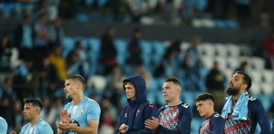 Los jugadores del Celta saludando a su afición tras el partido