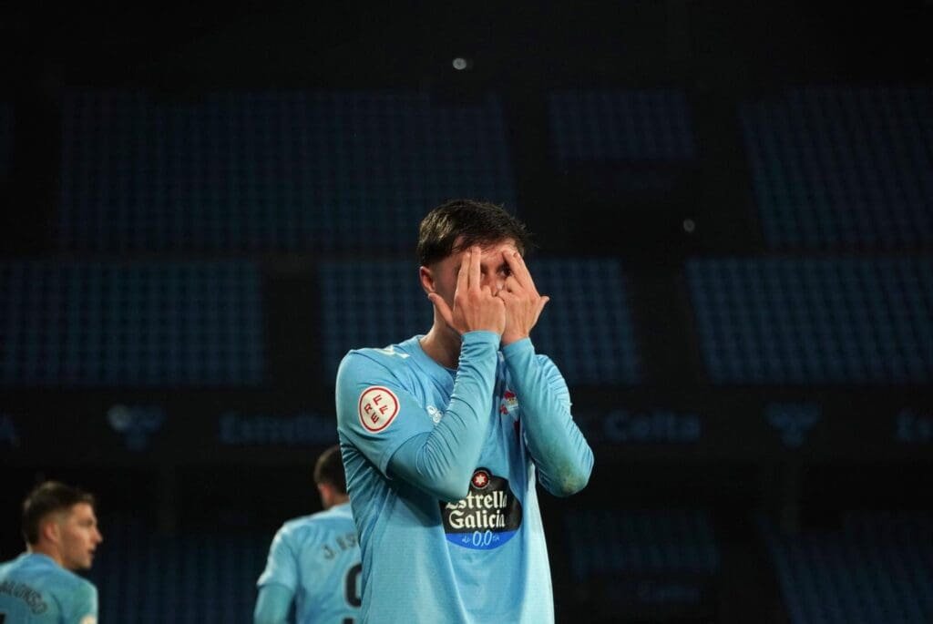 Óscar Marcos celebrando su primer gol con el Celta Fortuna