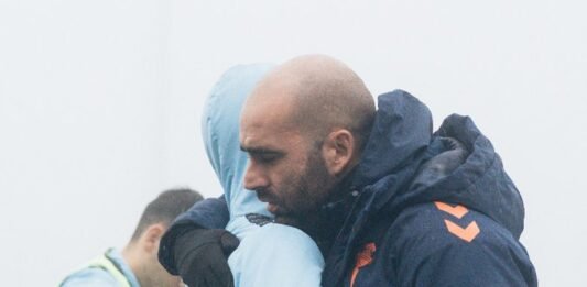Claudio Giráldez en un entrenamiento del Celta bajo la niebla