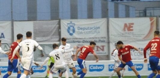 Uzal buscando un balón en el área rival